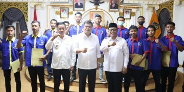Musa Ahmad & Ardito memberikan Sertifikat Pelatihan Berbasis Kompetensi Kejuruan Teknik Listrik Bagi Tenaga Kerja Lamteng