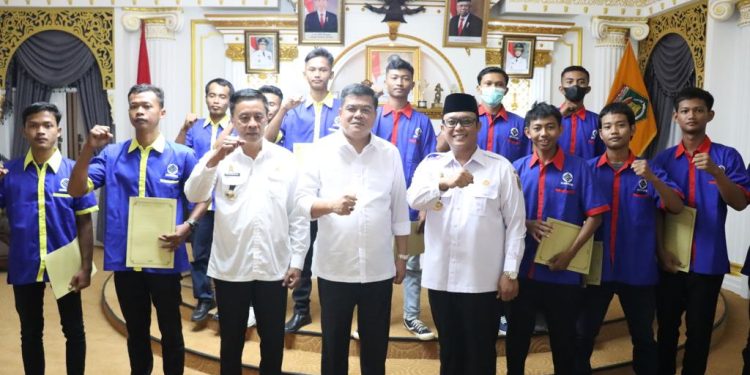 Musa Ahmad & Ardito memberikan Sertifikat Pelatihan Berbasis Kompetensi Kejuruan Teknik Listrik Bagi Tenaga Kerja Lamteng