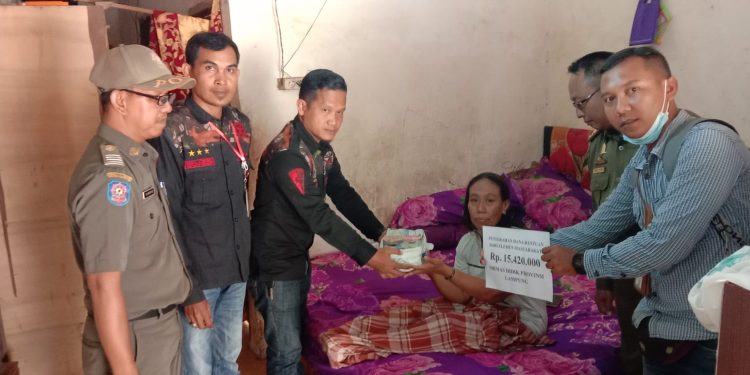 Ormas Bidik Provinsi Lampung Hari Ini  Menyerahkan Bantuan Ke Penderita Kanker Serviks Diwilayah Trimurjo Sebesar (15.420.000)