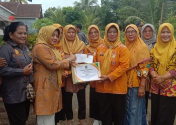 Bunda Paud Mardiana Musa Ahmad Dengan Didampingi Camat Trimurjo Beserta Istri Kunjungi TK Pembina Simbar Waringin