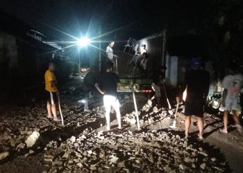 Warga bd 10 Kelurahan Trimurjo Gotong Royong Menimbun Jalan Arjuna yang kondisinya rusak parah