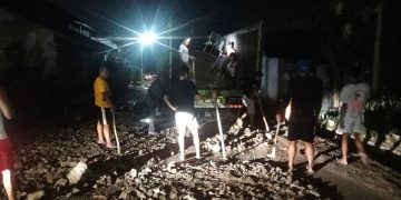 Warga bd 10 Kelurahan Trimurjo Gotong Royong Menimbun Jalan Arjuna yang kondisinya rusak parah