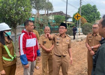 Wahdi Terjun Langsung Awasi Perbaikan Jalan Oleh Rekanan Di Metro