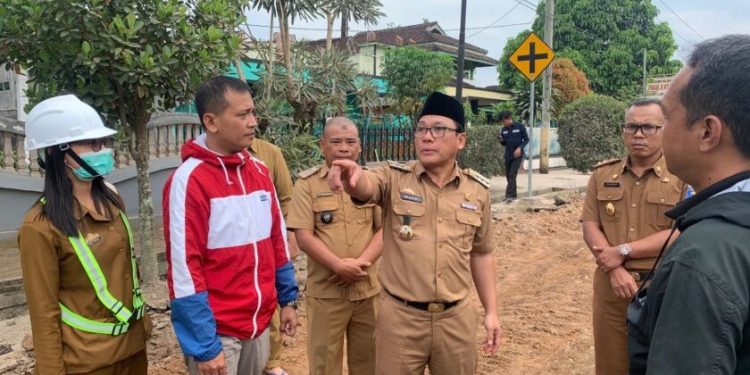 Wahdi Terjun Langsung Awasi Perbaikan Jalan Oleh Rekanan Di Metro