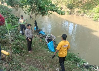 Jajaran Polsek Batanghari Bersama FPKM Melaksanakan Giat Bersih-Bersih Sungai