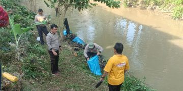 Jajaran Polsek Batanghari Bersama FPKM Melaksanakan Giat Bersih-Bersih Sungai