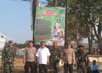 Kapolsek Padang Ratu Bersama Forkopincam Pasang baner Himbauan Guna Cegah Konflik