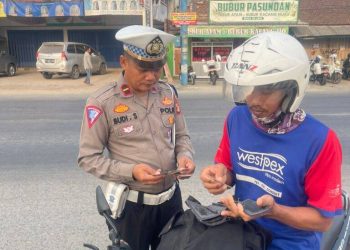 Ops Zebra Krakatau 2023, Sat Lantas Polres Lamteng Bagikan Stiker Himbauan Tertib Lalin