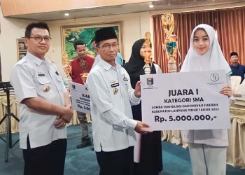 Sekdakab Lamtim Serahkan Hadiah Pemenang Lomba Teknologi dan Inovasi Daerah