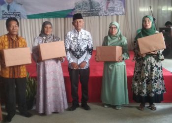 Guru Yang Telah Purna Bhakti Mendapatkan Cinderamata