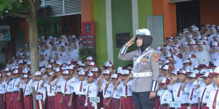 Polwan Cantik Polres Pringsewu Ajarkan Keselamatan dan Anti-Bullying di Sekolah