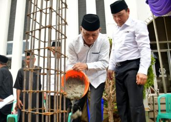 Wahdi dan Qomaru Lakukan Peletakan Batu Pertama Tempat Wudhu Masjid Nurul Huda