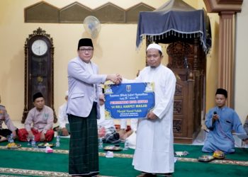 Safari Ramadan di Masjid Nurul Falah, dr. Wahdi Serahkan Bantuan 14 Rol Karpet