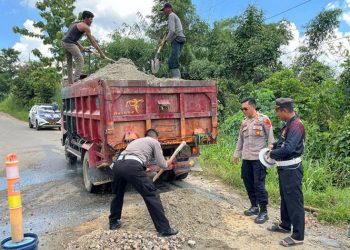Kerap di jadikan Pungli, Polres Lamteng Bersama Masyarakat dan Polsek Jajaran Perbaiki Jalan Rusak