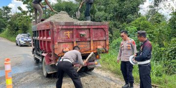 Kerap di jadikan Pungli, Polres Lamteng Bersama Masyarakat dan Polsek Jajaran Perbaiki Jalan Rusak