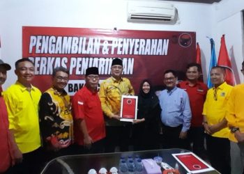 Tondi mengambil formulir penjaringan Balon Walikota Metro ke sekertariat PDI
