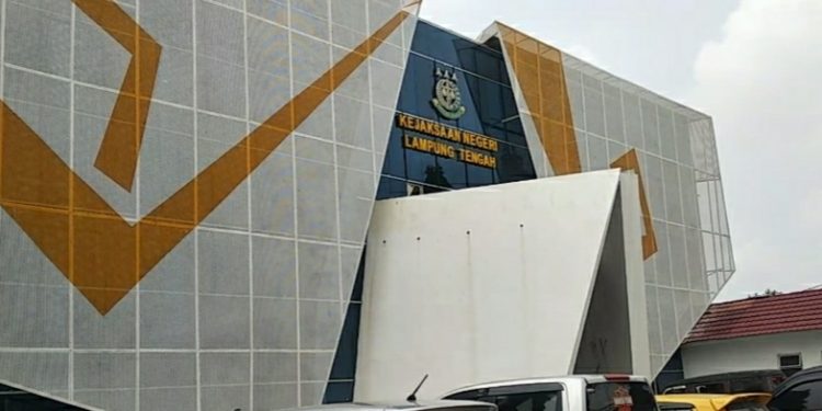 Kasi Intel Kejari kabupaten Lampung Tengah” Sekolah Boleh menarik uang komite”.