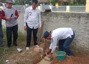Camat kecamatan Trimurjo peletakan batu pertama TK.LKMD di Kelurahan Trimurjo