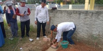 Camat kecamatan Trimurjo peletakan batu pertama TK.LKMD di Kelurahan Trimurjo