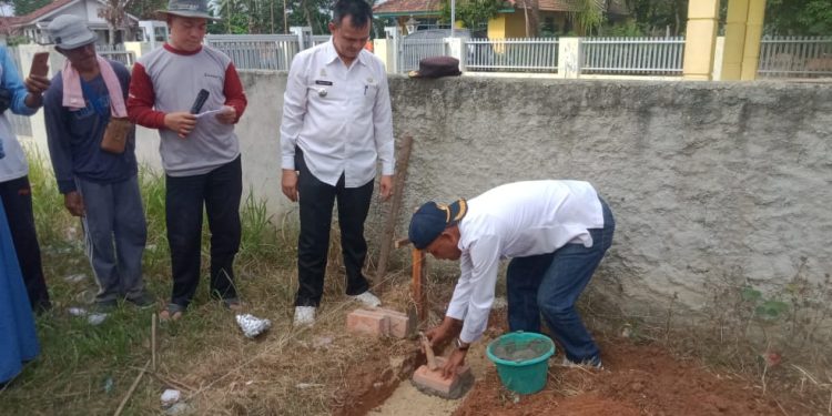 Camat kecamatan Trimurjo peletakan batu pertama TK.LKMD di Kelurahan Trimurjo