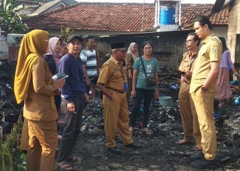 Farhan Lurah kelurahan Simbarwaringin tinjau rumah terbakar lk 2 kelurahan Simbarwaringin