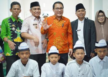 Walikota Metro bersama Daarut Tauhiid (DT) Peduli berikan santunan kepada anak yatim dan berbagi dengan Dhuafa.