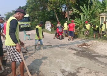 Kecewa..!!! dengan Pemerintah Wahdi Qomaru, Warga Metro Utara Gotong Royong Perbaiki Jalan Rusak Parah