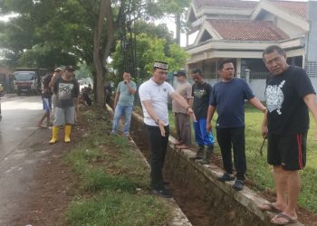 Tak Diperhatikan Pemkot, Warga Iringmulyo Perbaiki Jalan dan Drainase Sendiri