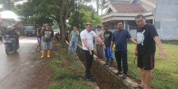 Tak Diperhatikan Pemkot, Warga Iringmulyo Perbaiki Jalan dan Drainase Sendiri