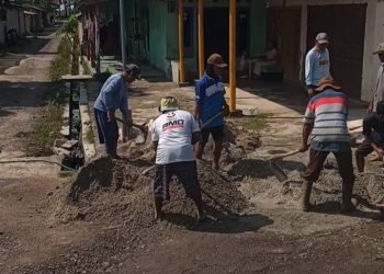Lestarikan Gotong Royong, Warga Tejosari Tambal Sulam Jalan Madukoro Secara Mandiri