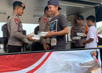 Satbrimob Polda Lampung Bagi-bagi Ribuan Porsi Makanan ke Masyarakat Terdampak Banjir