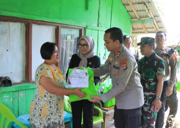 Baksos Polri Presisi, Kapolres Metro Gandeng Forkopimda Dan Mahasiswa Bagikan Paket Sembako