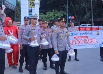 Kapolres Metro dan Club Fortuner Kota Metro Bagikan Takjil Gratis Di Tugu Pena