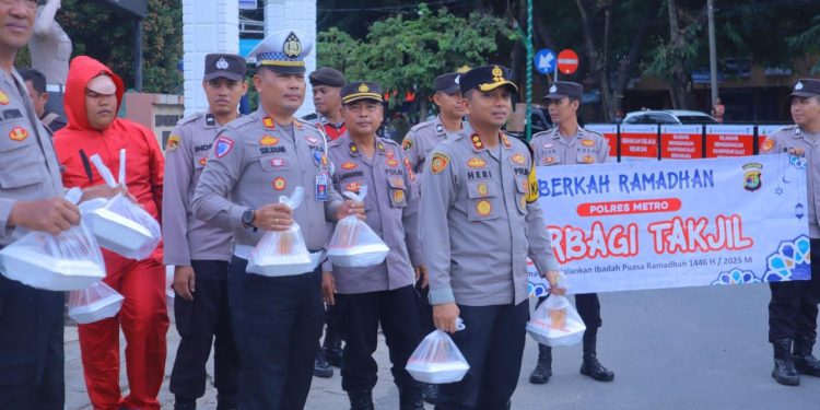 Kapolres Metro dan Club Fortuner Kota Metro Bagikan Takjil Gratis Di Tugu Pena