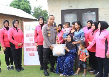 Kapolres Metro dan Ketua Bhayangkari Cabang Metro Berbagi Kebahagiaan di Bulan Ramadhan