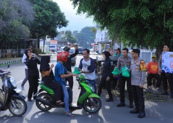 Polres Metro Berbagi Kebahagian Dengan Bagikan Takjil Kepada Masyarakat