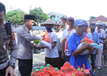 Ramadhan Berbagi, Kapolres Metro Bagikan Baksos Sembako kepada Tukang Becak