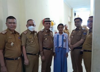 Tunggu Orangtua Sakit Pakai Seragam Sekolah, Alia Dapat Kuliah Gratis dari Walikota