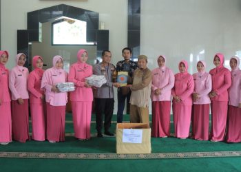 Kapolres Metro dan Ketua Bhayangkari Gelar Baksos, Bagikan Al-Qur’an dan Mukena ke Sejumlah Masjid