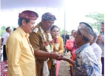 Wakil Bupati kabupaten Lampung Tengah Komang Koheri bersama  Anggota DPR Provinsi Ni Ketut Dewi Nadi kunjungi Pura Segara Kelurahan Trimurjo