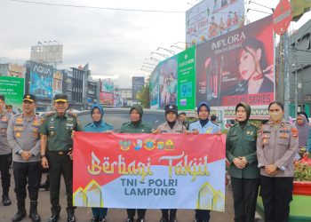 BAKTI SOSIAL KOWAD DAN POLWAN POLDA LAMPUNG BAGIKAN TAKJIL RAMADHAN