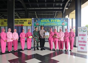 Kunjugi Pospam dan Posyan Ops Ketupat Krakatau 2025, Kapolres Bersama Ibu Ketua Bhayangkari Cabang Lampung Tengah Berikan Dukungan Kepada Petugas