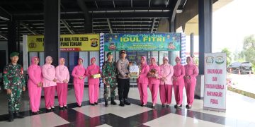 Kunjugi Pospam dan Posyan Ops Ketupat Krakatau 2025, Kapolres Bersama Ibu Ketua Bhayangkari Cabang Lampung Tengah Berikan Dukungan Kepada Petugas
