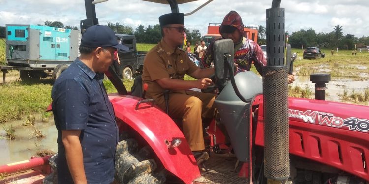 Bupati Lampung Tengah Ardito Wijaya dampingi Gebernur Lampung Rahmad Mirzani Djausal Panen Raya