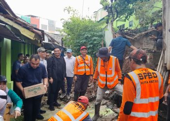 Gotong Royong Bersama Warga, Wali Kota Metro Sigap Tanggapi Bencana