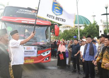 Tangis Haru, Iringi Keberangkatan Calon Jamaah Haji Asal Metro