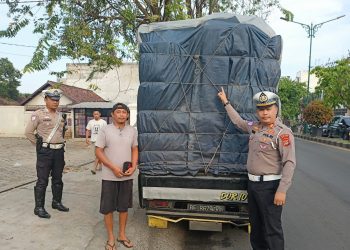 Sat Lantas Polres Metro Door To Door Gencarkan Sosialisasi Bahaya Kendaraan Overdimensi dan Overload