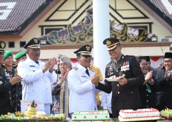 Hari Bhayangkara ke-79, Bupati Lampung Tengah Beri Kejutan Manis kepada Kapolres