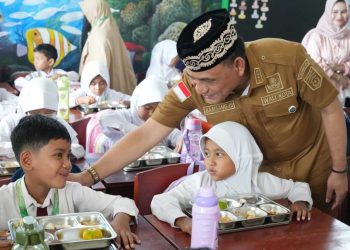 Wali Kota Metro, Bambang meninjau pelaksanaan Program MBG di Metro Barat
