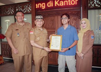 Wali Kota Metro Serahkan Hadiah Juara Lomba Menyanyi dan Simbolis HKI bagi Pelaku Ekraf